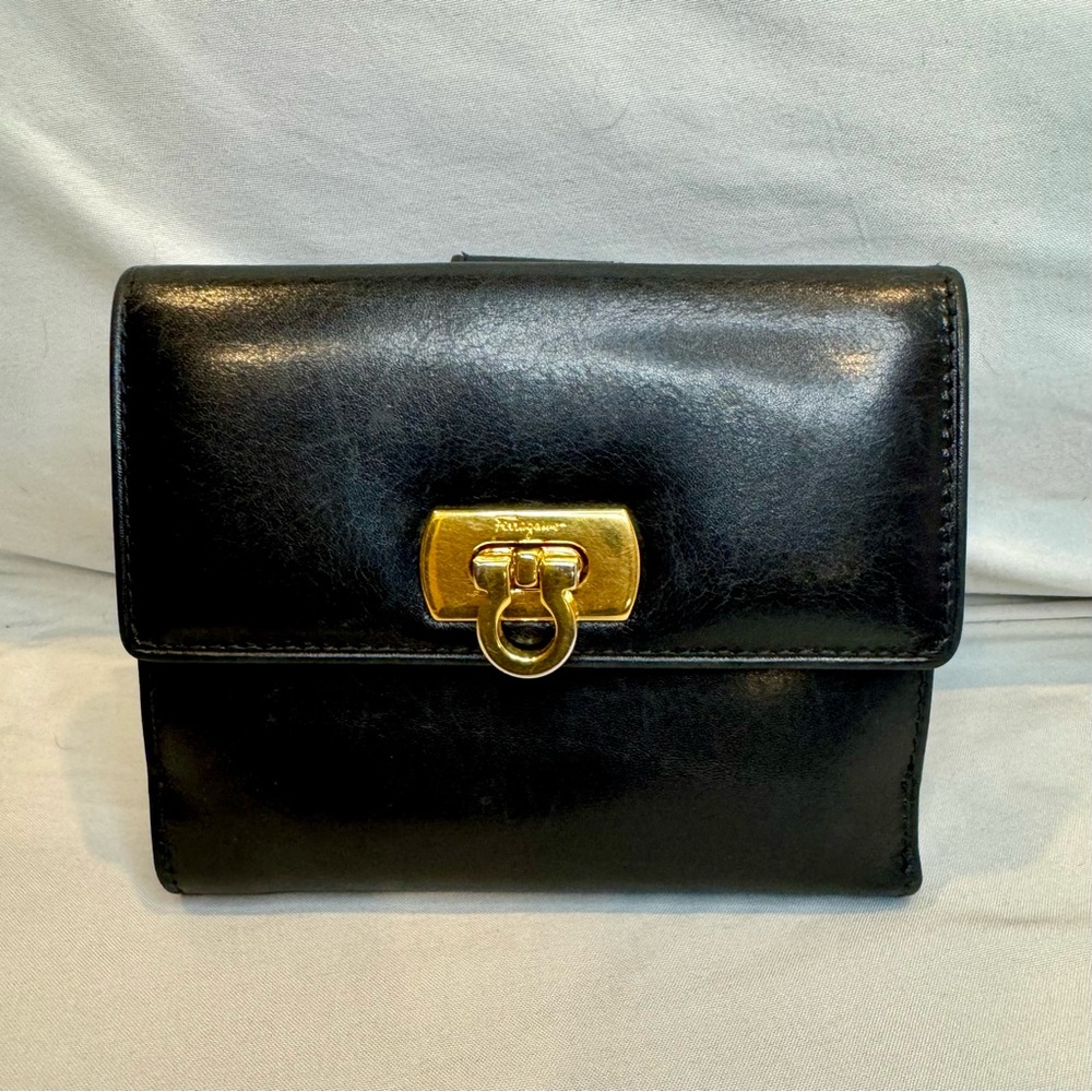 Salvatore Ferragamo Wallet Black Leather with Gold Hardware🥳🥳❌❌